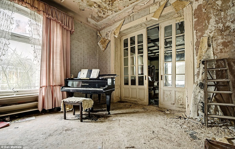 Illustration for article titled Abandoned House Is Straight Out Of A Horror Flick